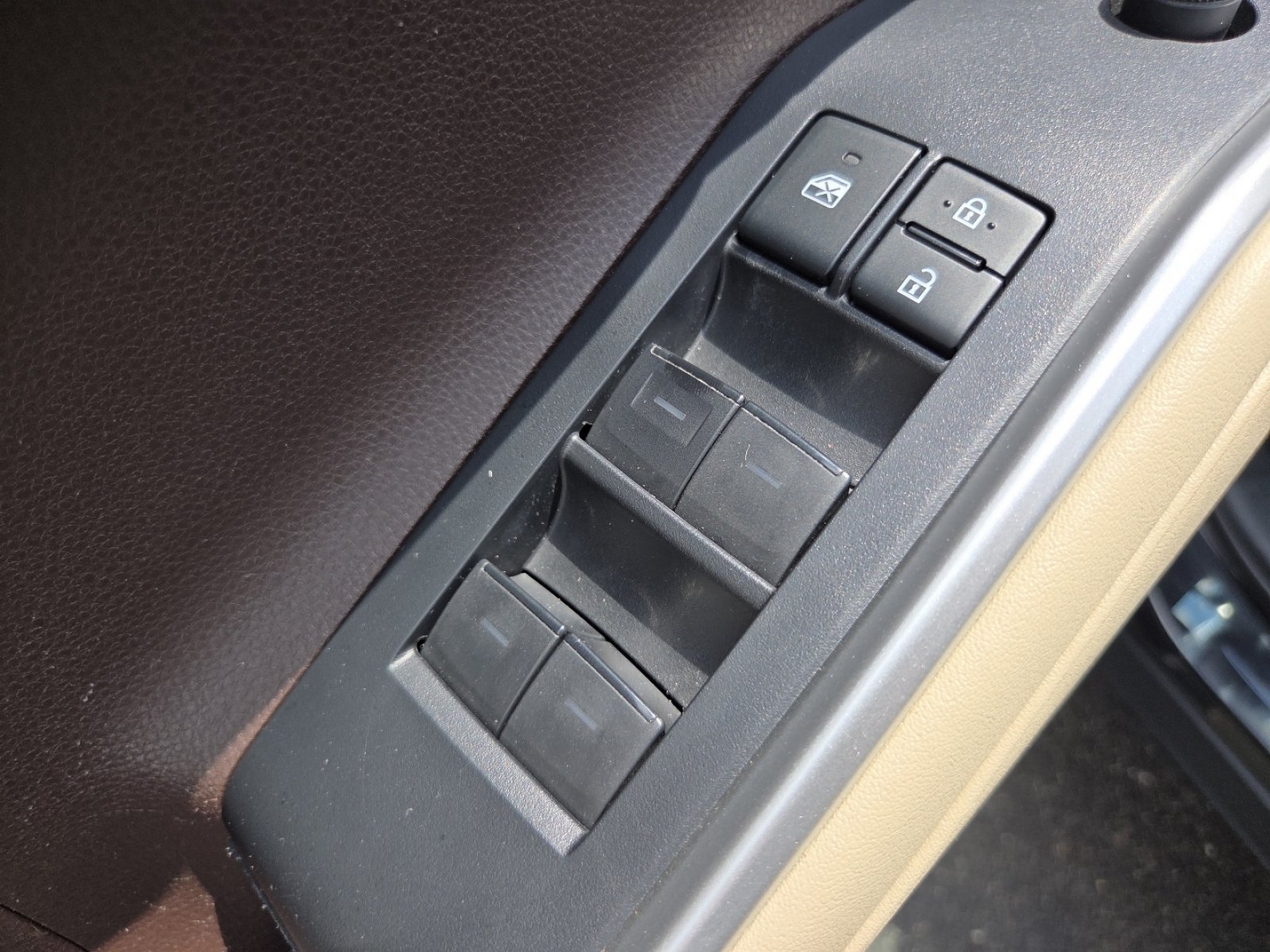 Used 2020 Toyota Highlander XLE AWD/4WD image 31