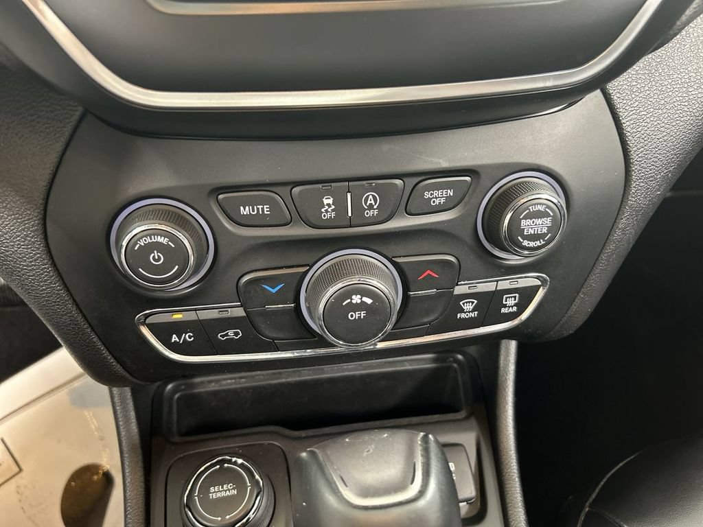 Used 2019 Jeep Cherokee Latitude Plus AWD/4WD image 16