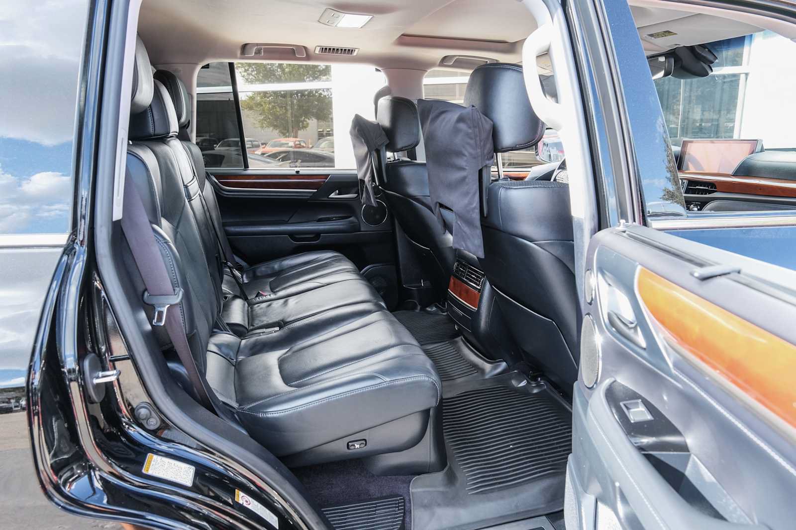 Used 2017 Lexus LX 570 4WD w/ Luxury Package image 31