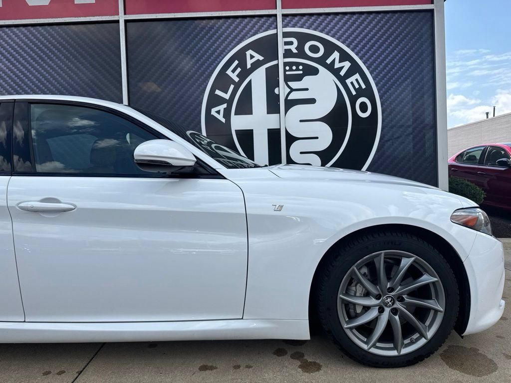 Used 2022 Alfa Romeo Giulia Ti AWD/4WD image 3