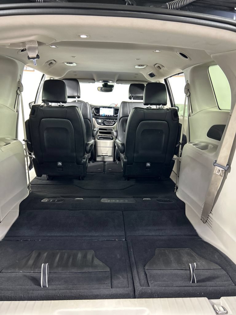 Used 2024 Chrysler Pacifica Touring-L FWD image 19