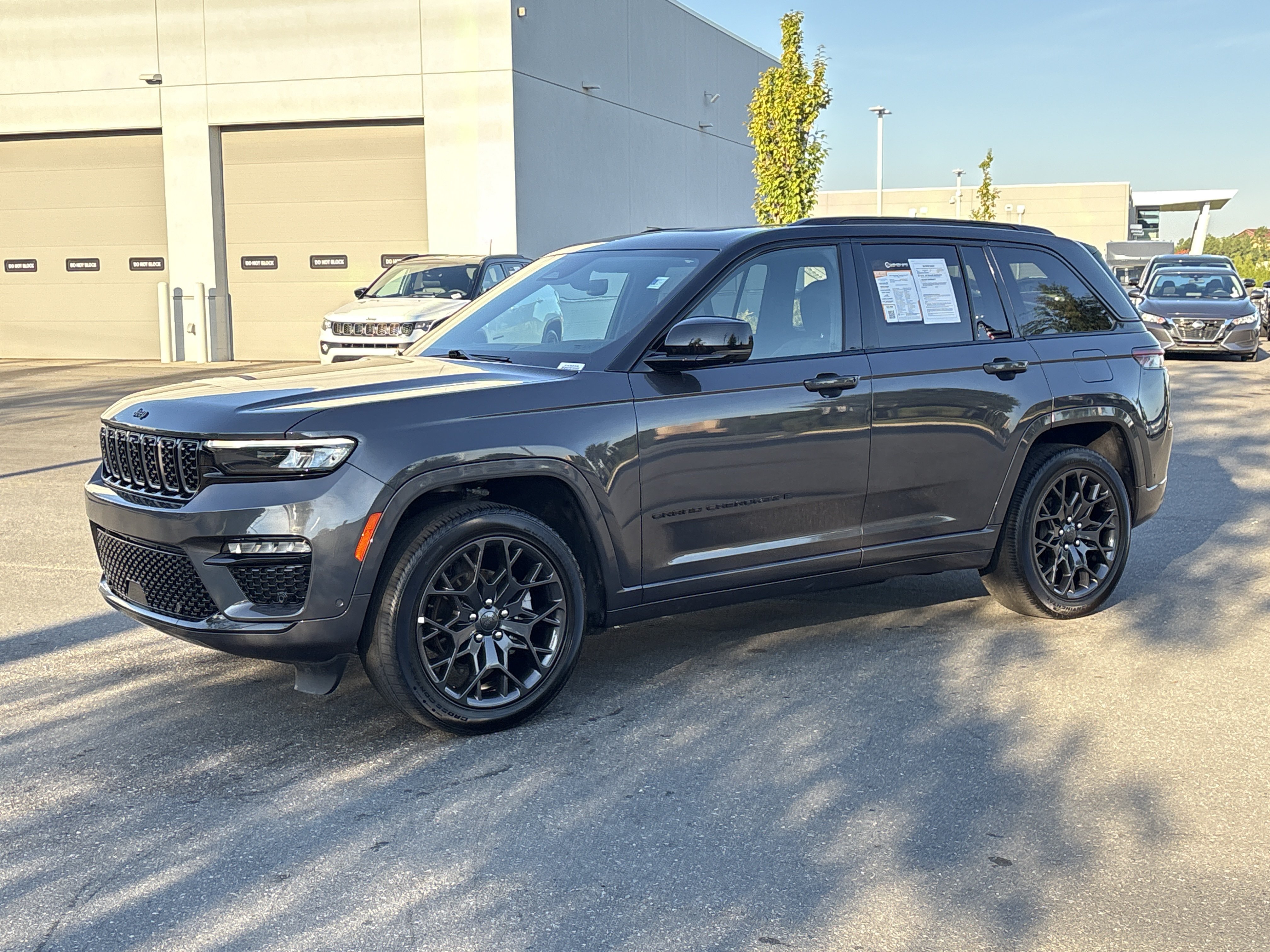 Used 2025 Jeep Grand Cherokee Summit w/ Obsidian Package AWD/4WD image 5