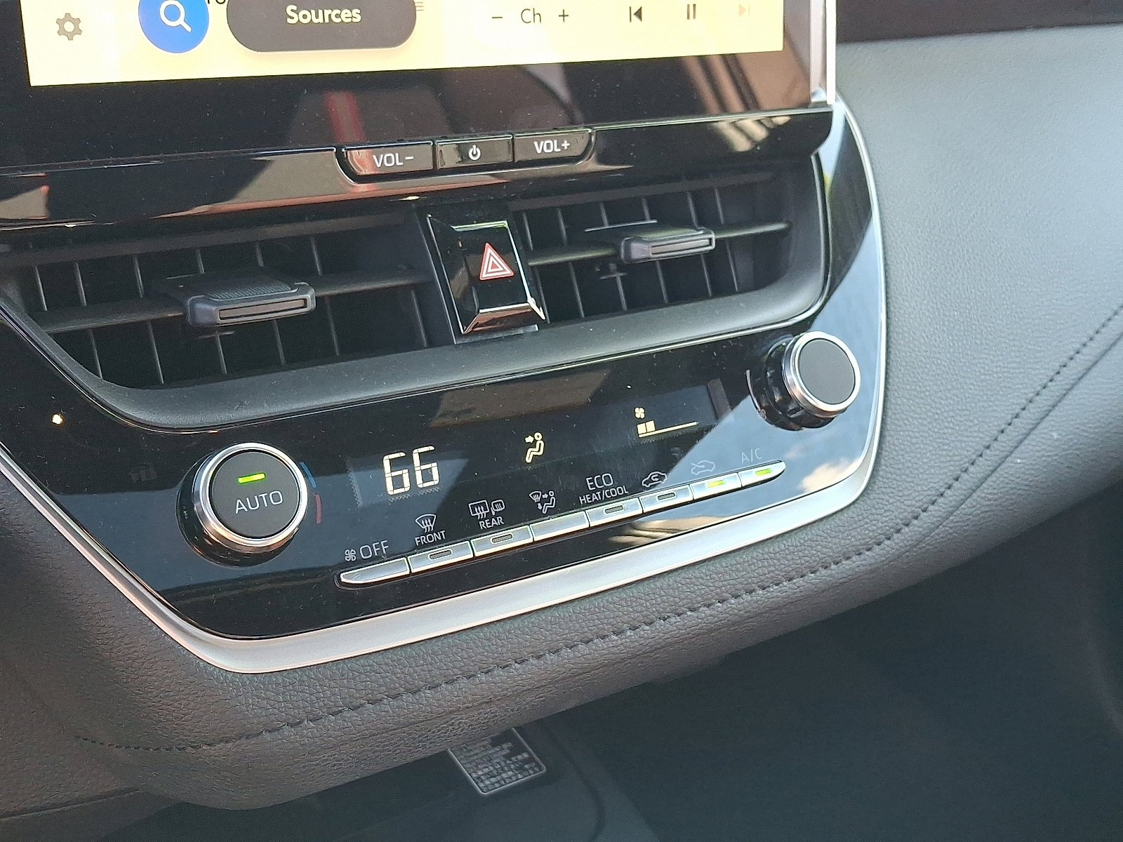 Certified 2025 Toyota Corolla SE w/ SE Premium Package image 17