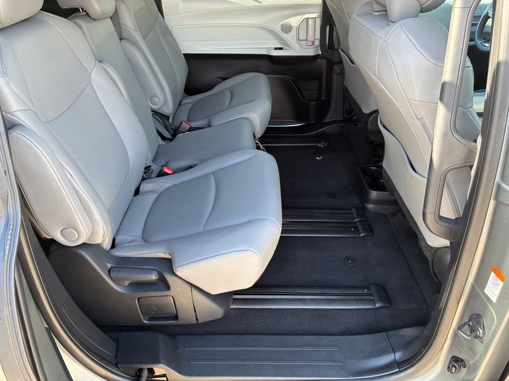 Used 2026 Toyota Sienna XLE FWD image 18