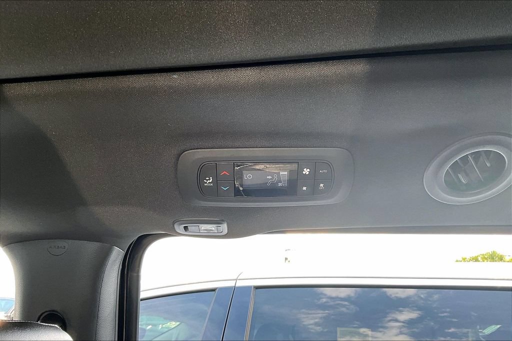 Used 2024 Chrysler Pacifica Premium FWD image 10