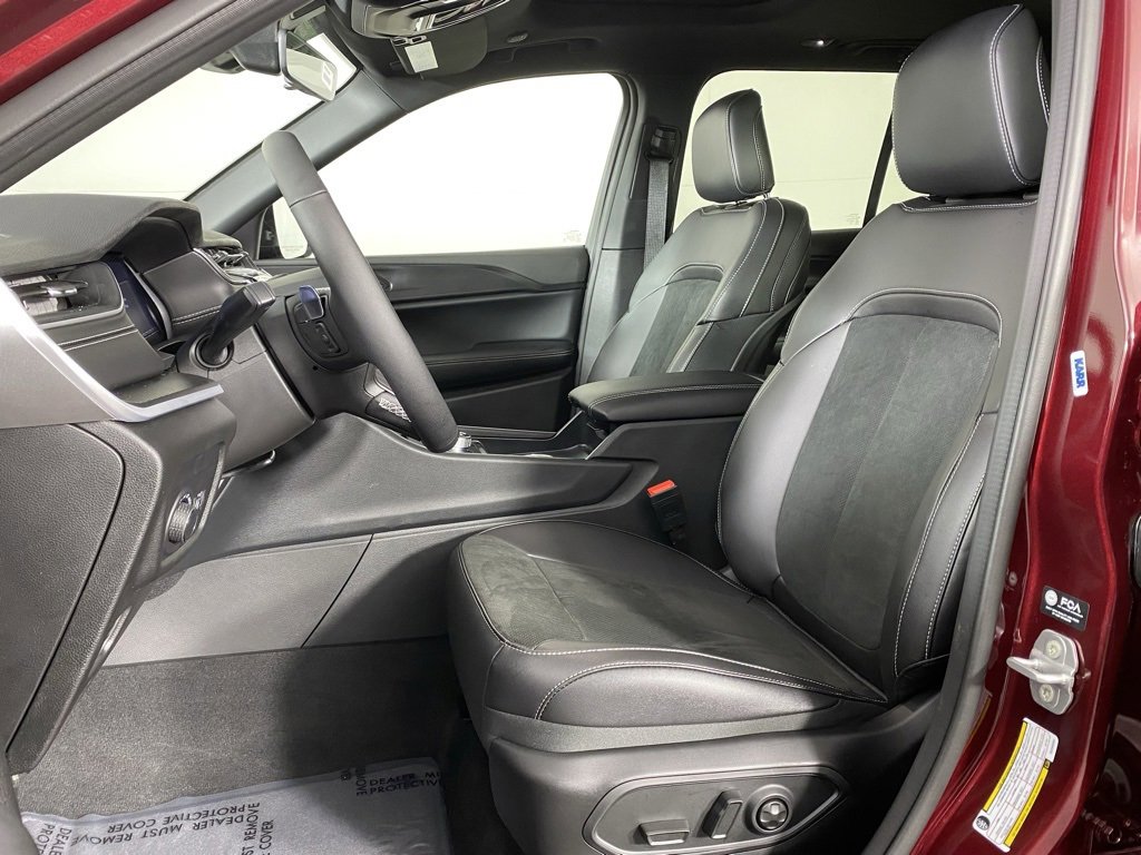 New 2025 Jeep Grand Cherokee Altitude image 3