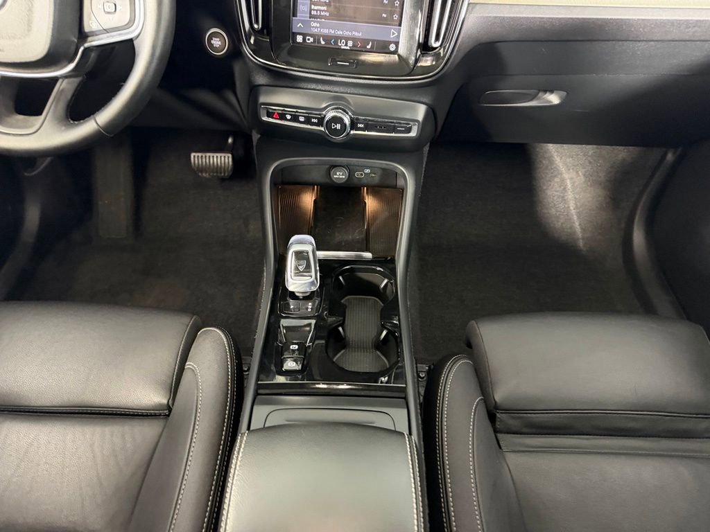 Used 2025 Volvo XC40 B5 Plus image 16