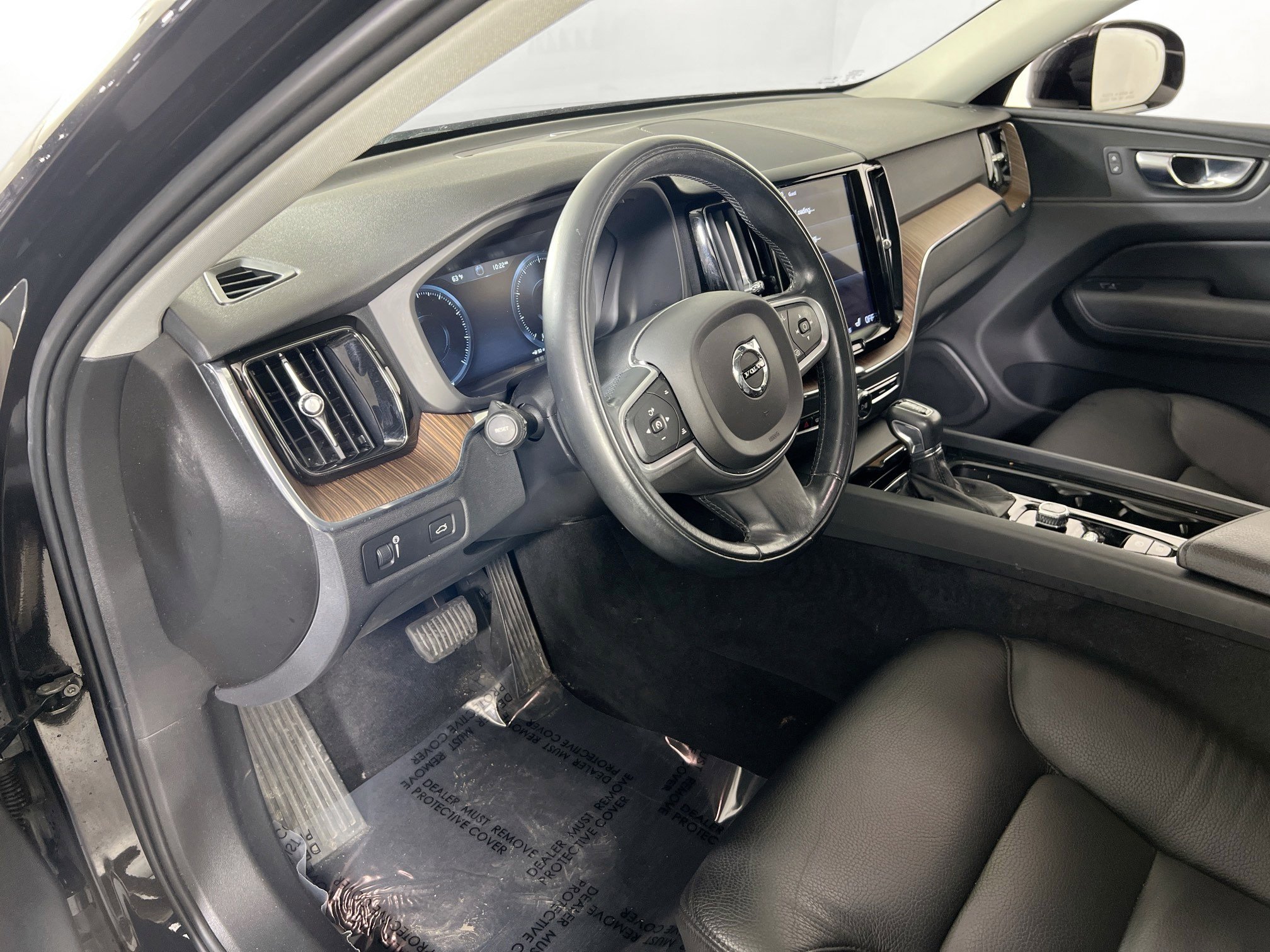 Used 2021 Volvo XC60 T5 Momentum w/ Premium Package image 9