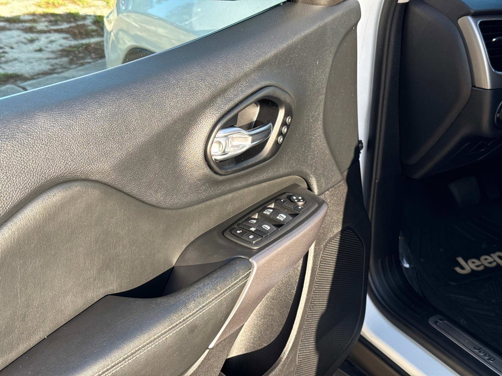 Certified 2021 Jeep Cherokee Limited w/ Elite Package image 17