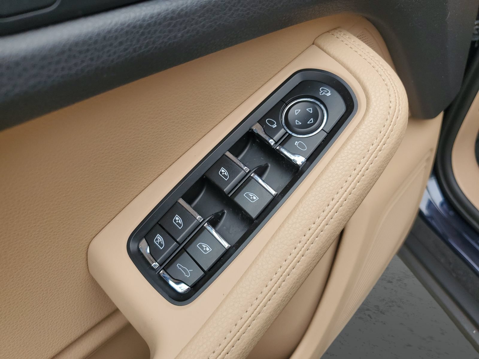 Used 2023 Porsche Macan AWD/4WD image 21