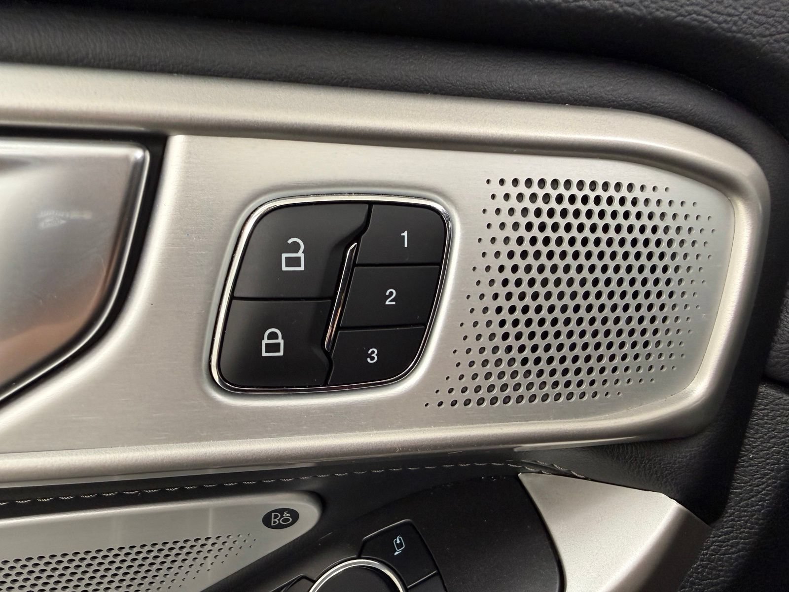 Used 2024 Ford Explorer Limited w/ Limited Technology Package RWD image 13