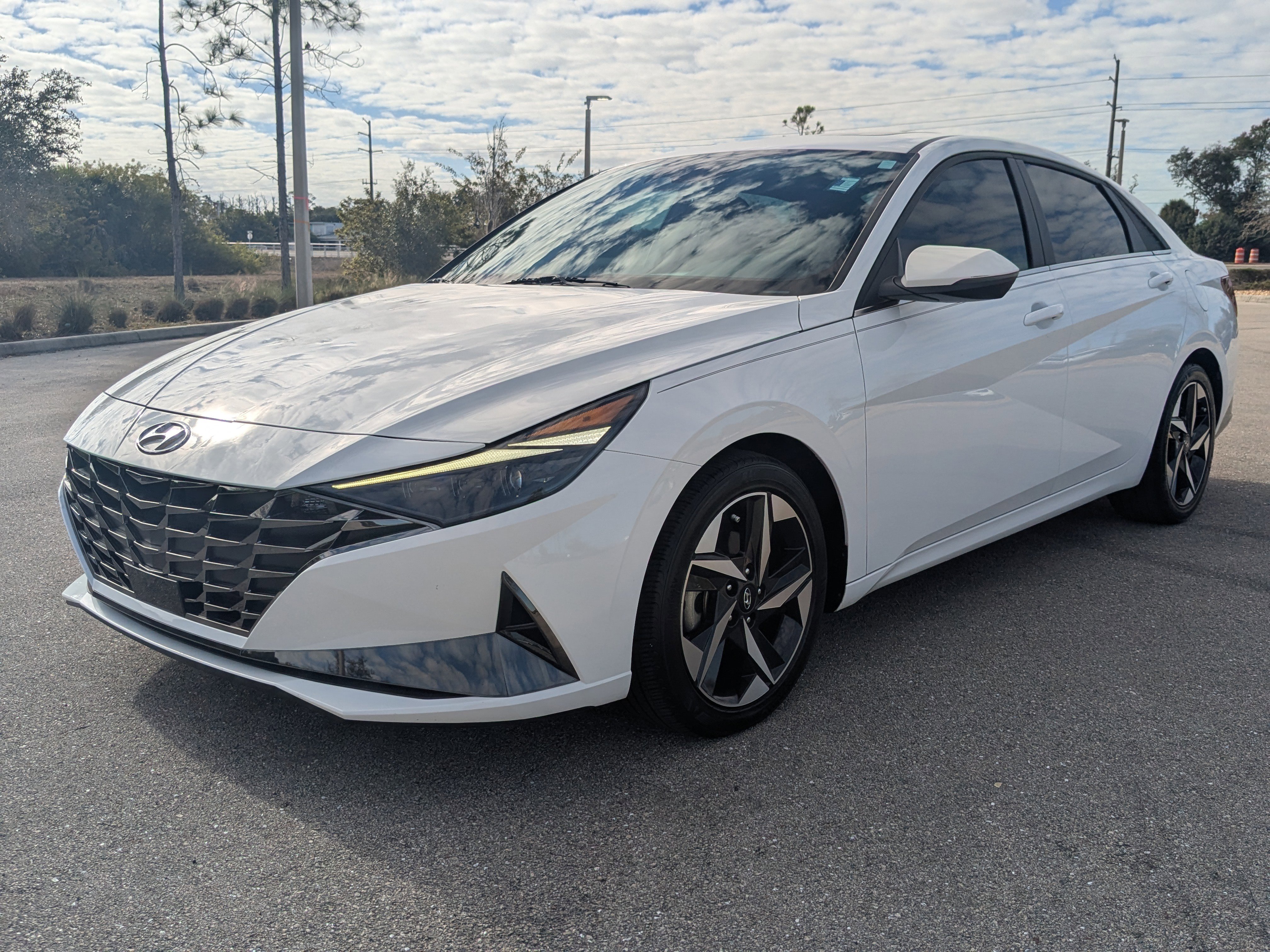 Used 2023 Hyundai Elantra Limited image 9