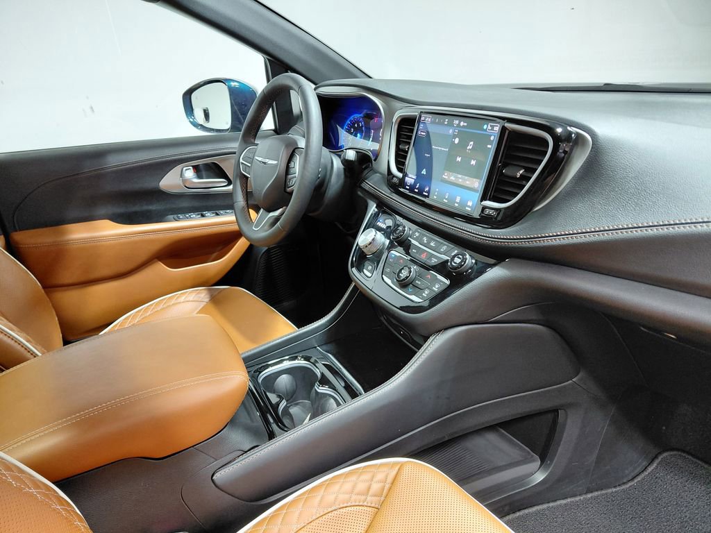 Used 2024 Chrysler Pacifica Pinnacle w/ Trailer Tow Group FWD image 41