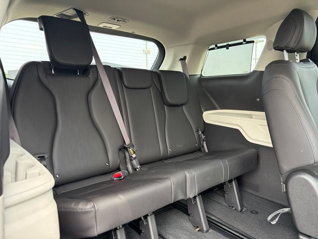Used 2024 Kia Carnival EX FWD image 15
