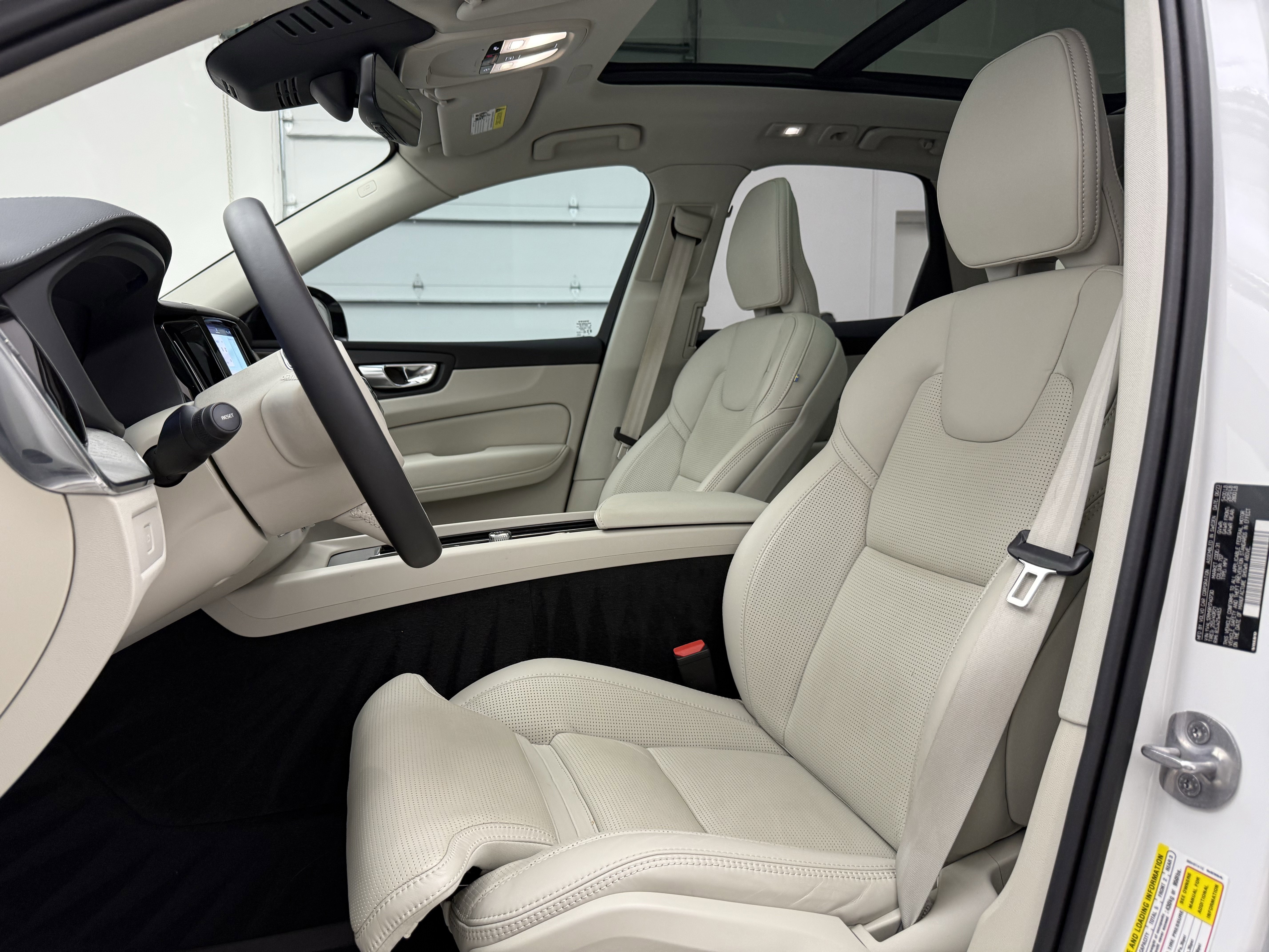 Certified 2024 Volvo XC60 B5 Ultimate w/ Protection Package Premier image 12