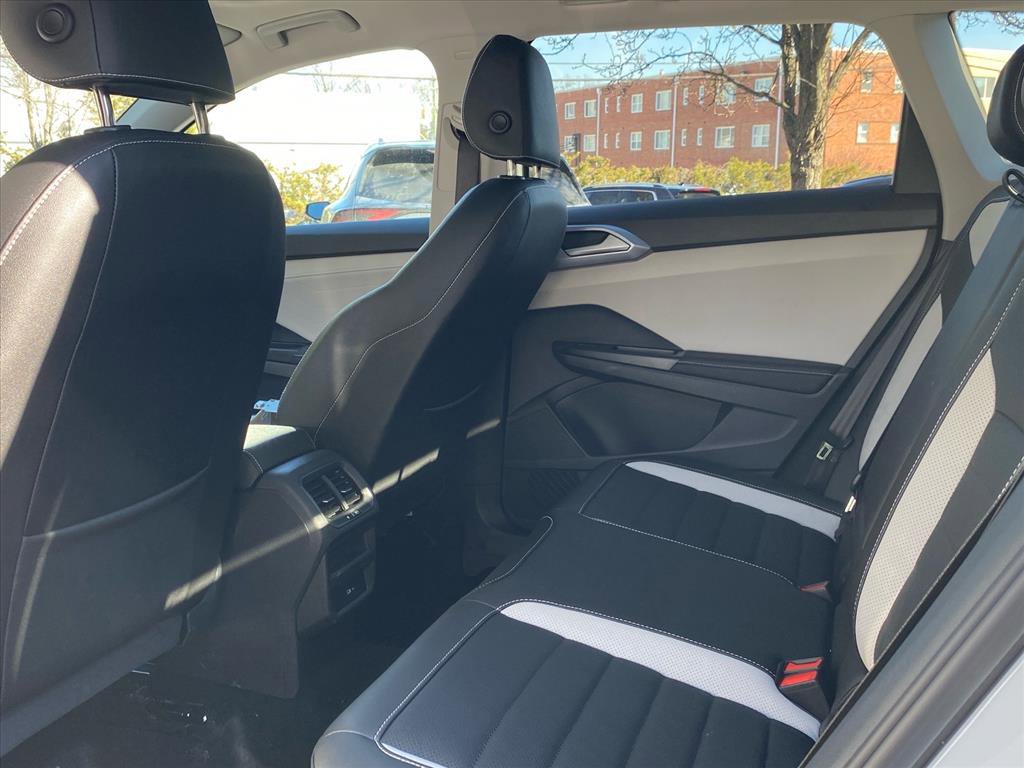 Used 2025 Volkswagen Taos SEL image 18