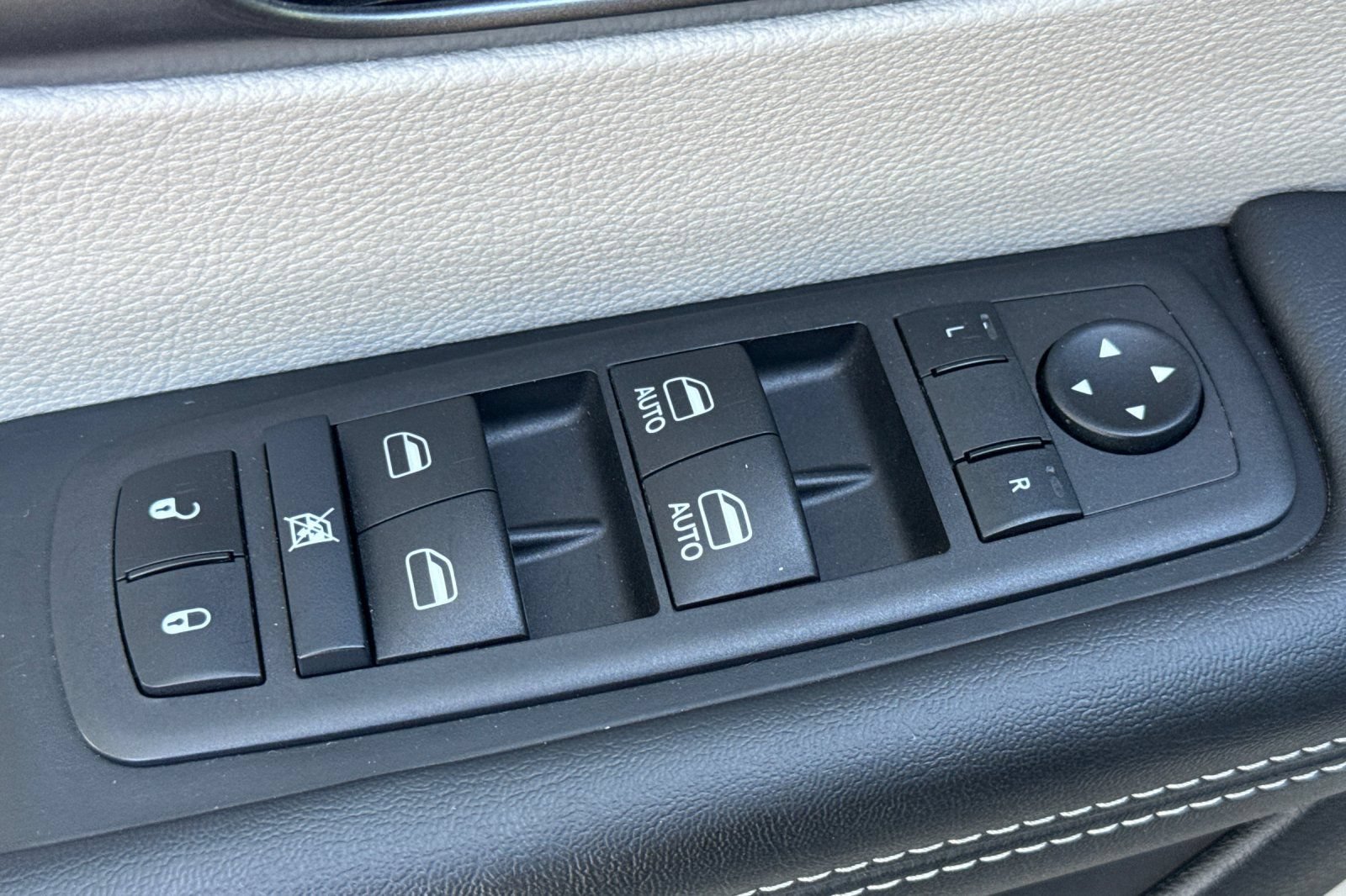 Used 2024 Chrysler Pacifica Touring-L FWD image 11
