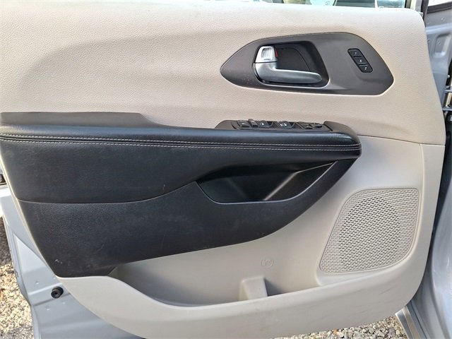 Used 2023 Chrysler Pacifica Touring-L image 13