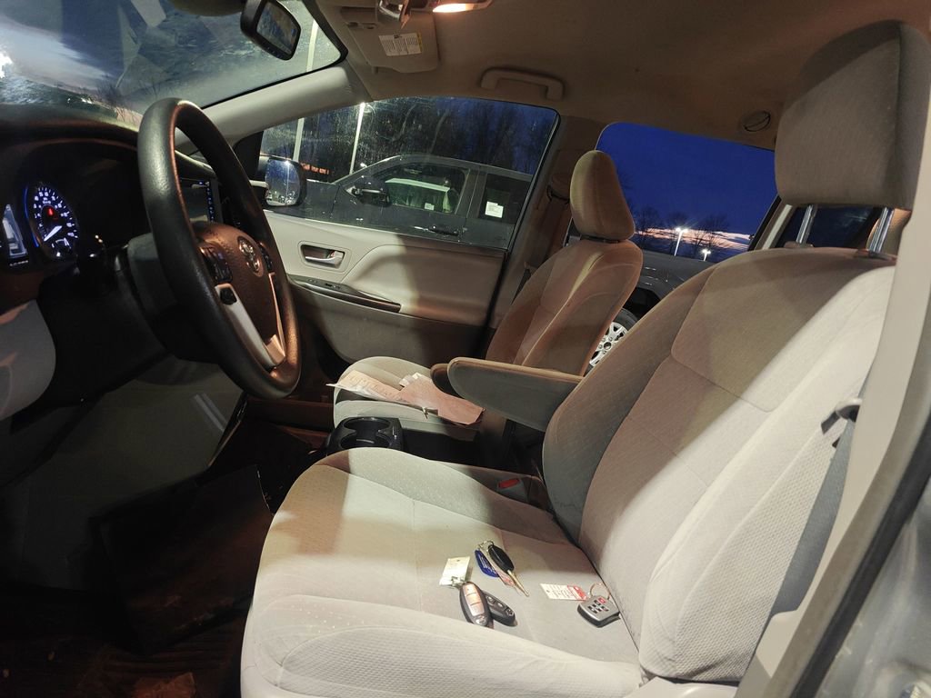 Used 2019 Toyota Sienna LE w/ LE Preferred Package image 7