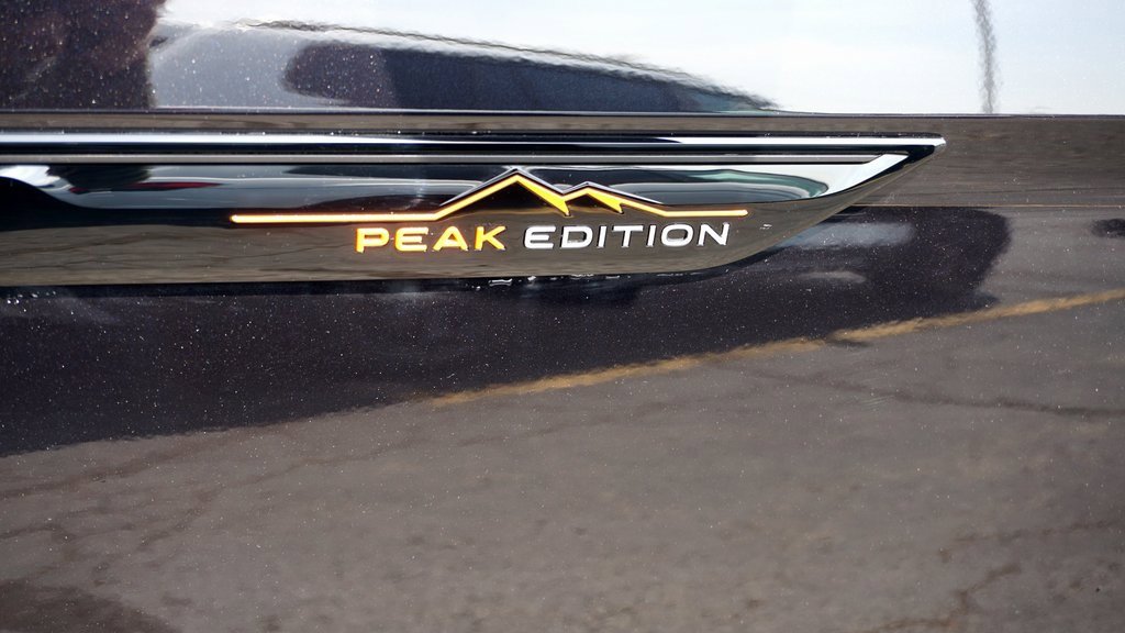 New 2025 Volkswagen Atlas Peak Edition SE image 3