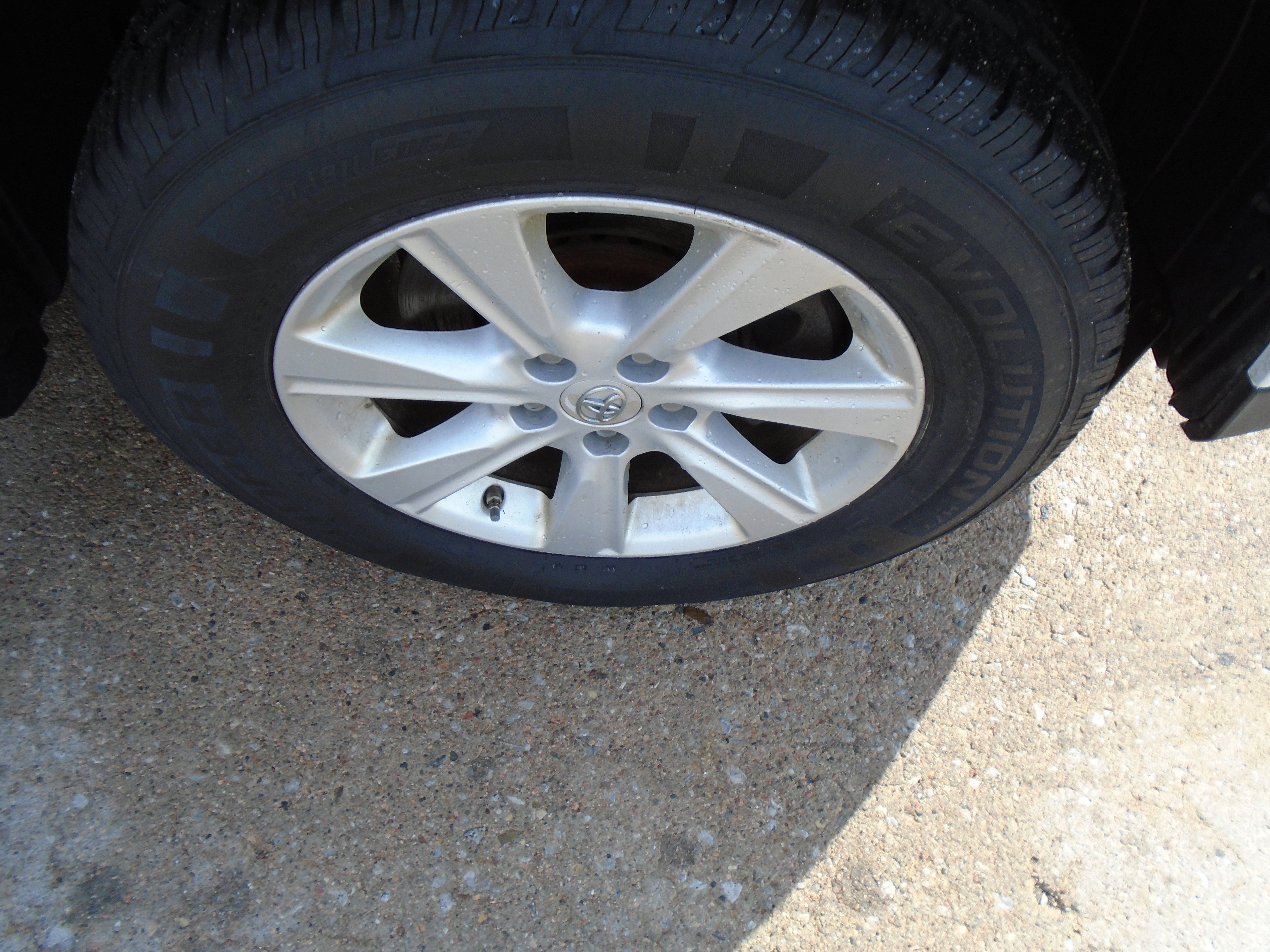 Used 2012 Toyota Highlander FWD w/ Cold Weather Pkg image 19