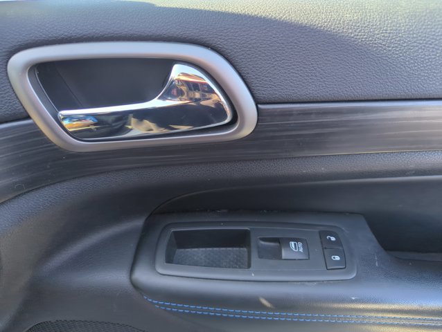 Used 2019 Jeep Grand Cherokee Laredo image 23