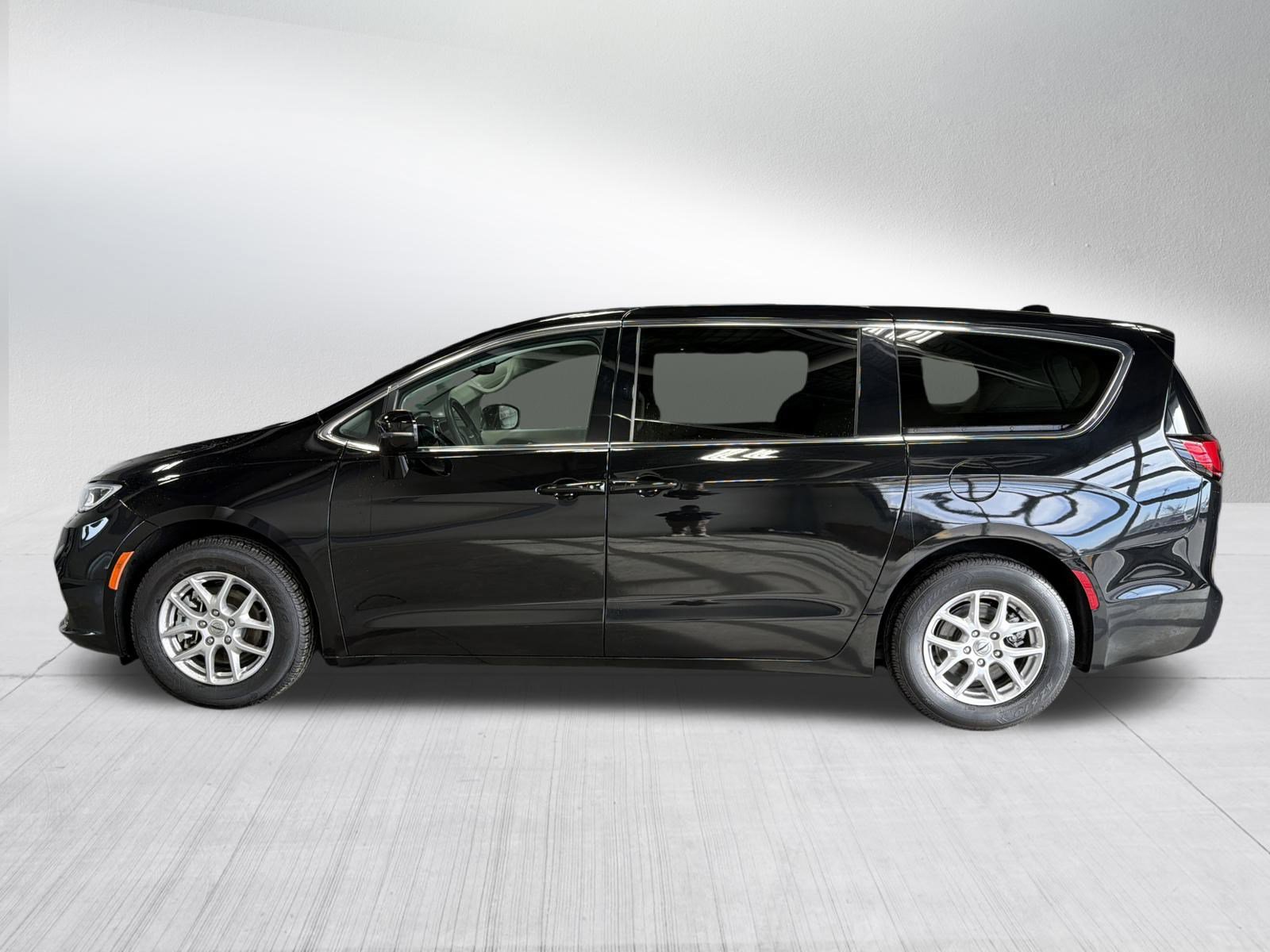 Used 2024 Chrysler Pacifica Touring-L image 4