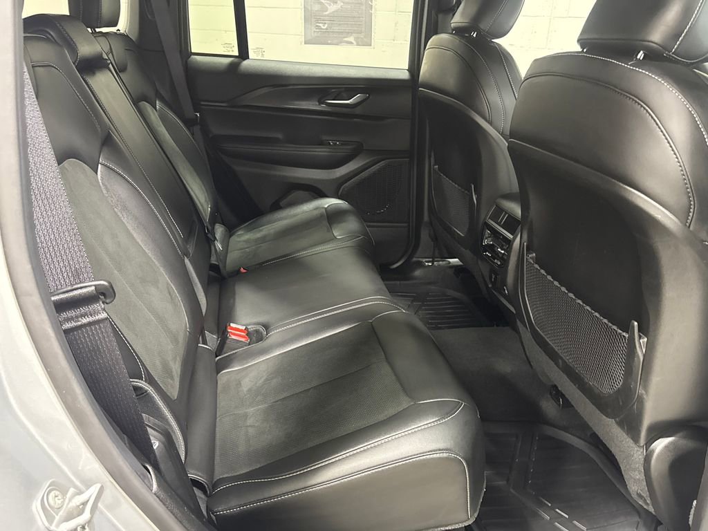 Used 2025 Jeep Grand Cherokee Altitude image 32