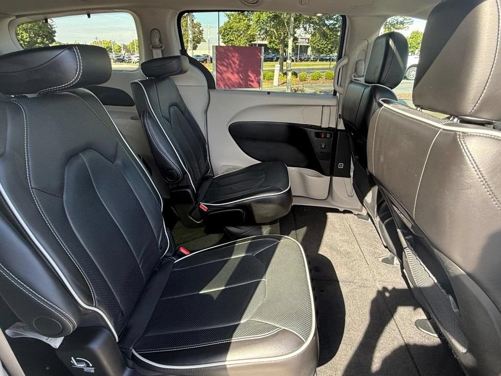 Used 2024 Chrysler Pacifica Limited FWD image 9