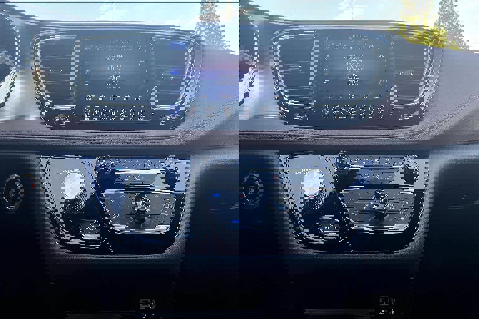 Used 2017 Chrysler Pacifica Limited FWD image 36