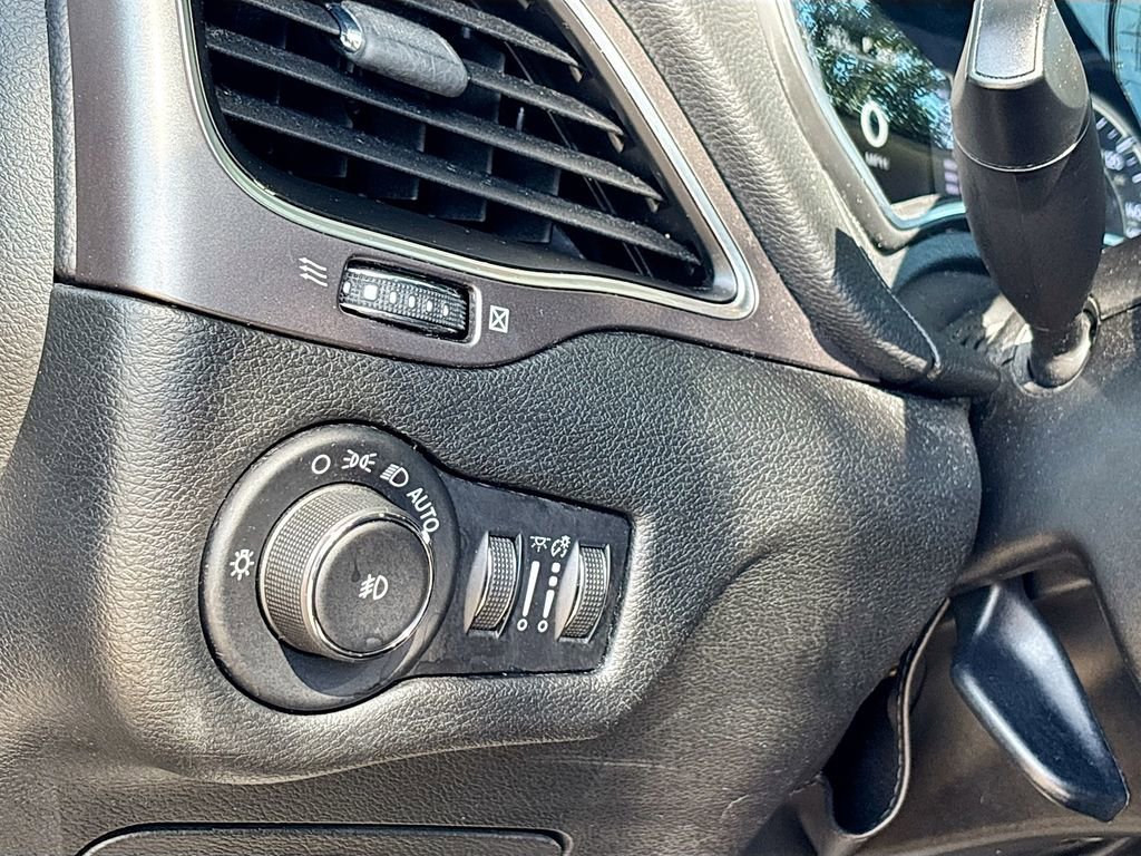 Used 2021 Jeep Cherokee Latitude Plus w/ Sun & Sound Group image 10