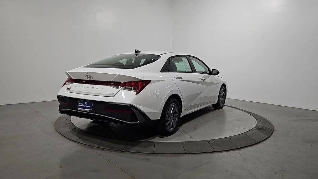 Certified 2025 Hyundai Elantra Blue FWD image 5