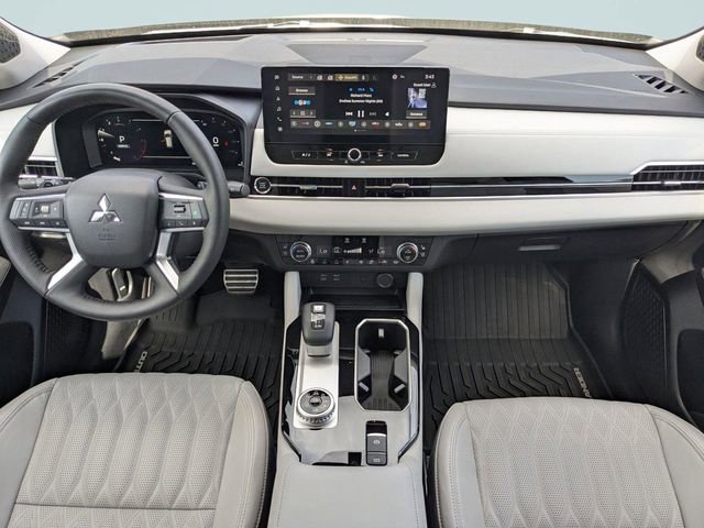 Used 2025 Mitsubishi Outlander AWD image 14