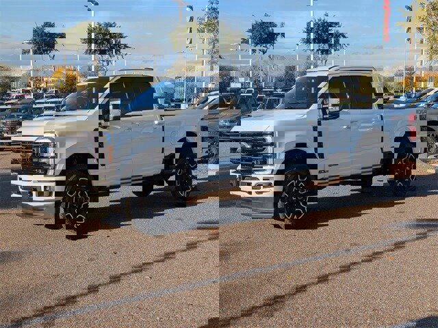 Used 2025 Ford F250 Platinum w/ FX4 Off-Road Package image 2