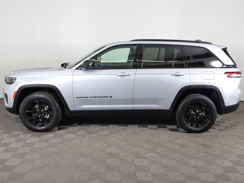 Used 2024 Jeep Grand Cherokee Altitude image 16
