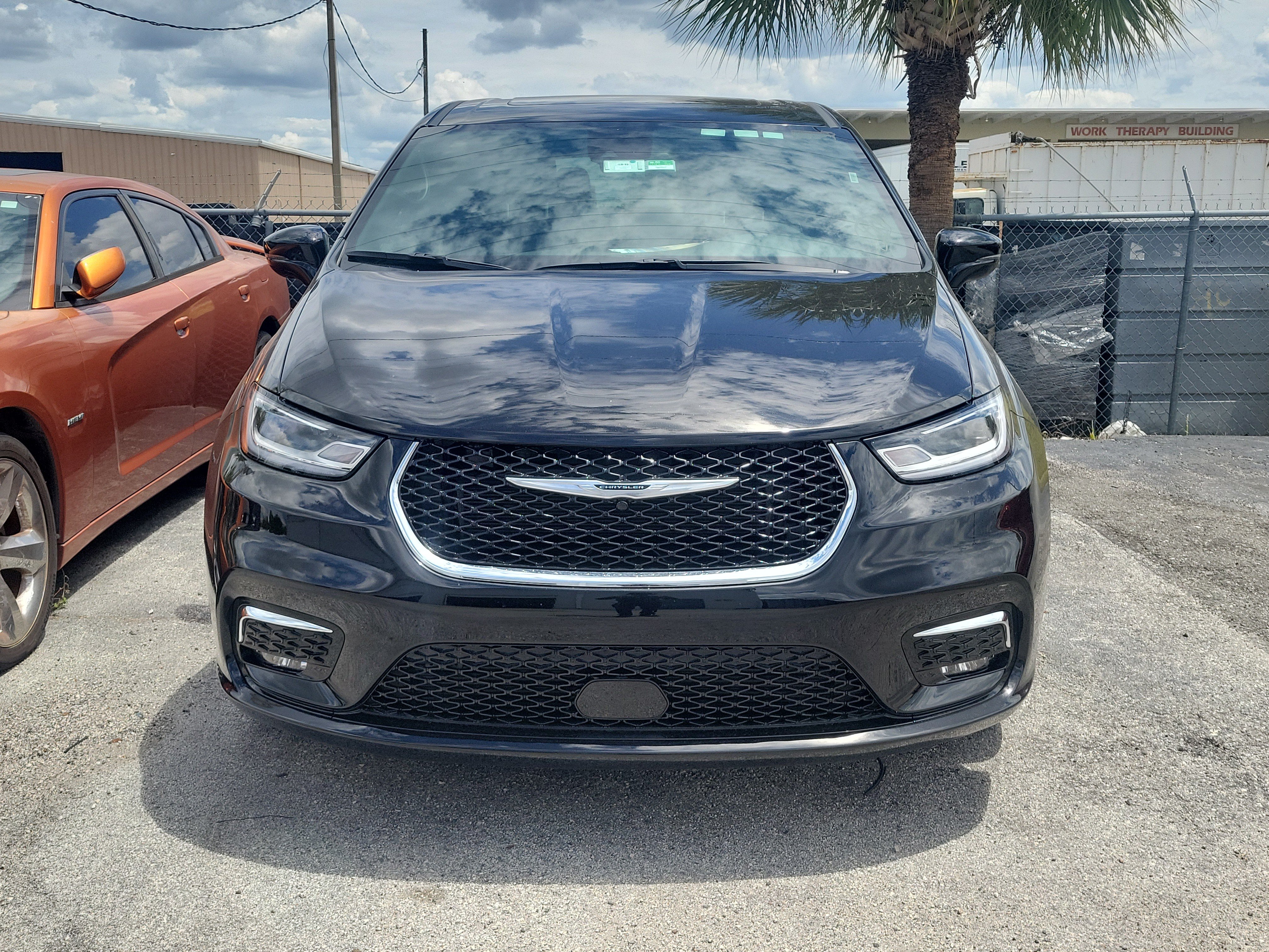 Used 2026 Chrysler Pacifica Limited FWD image 2