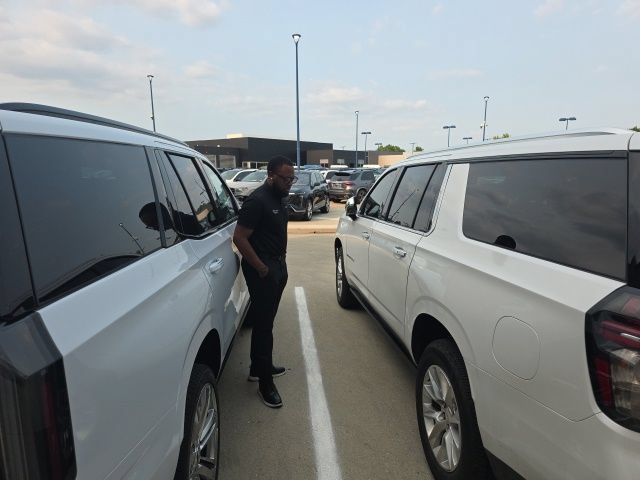 Used 2023 Chevrolet Suburban Premier AWD/4WD image 3