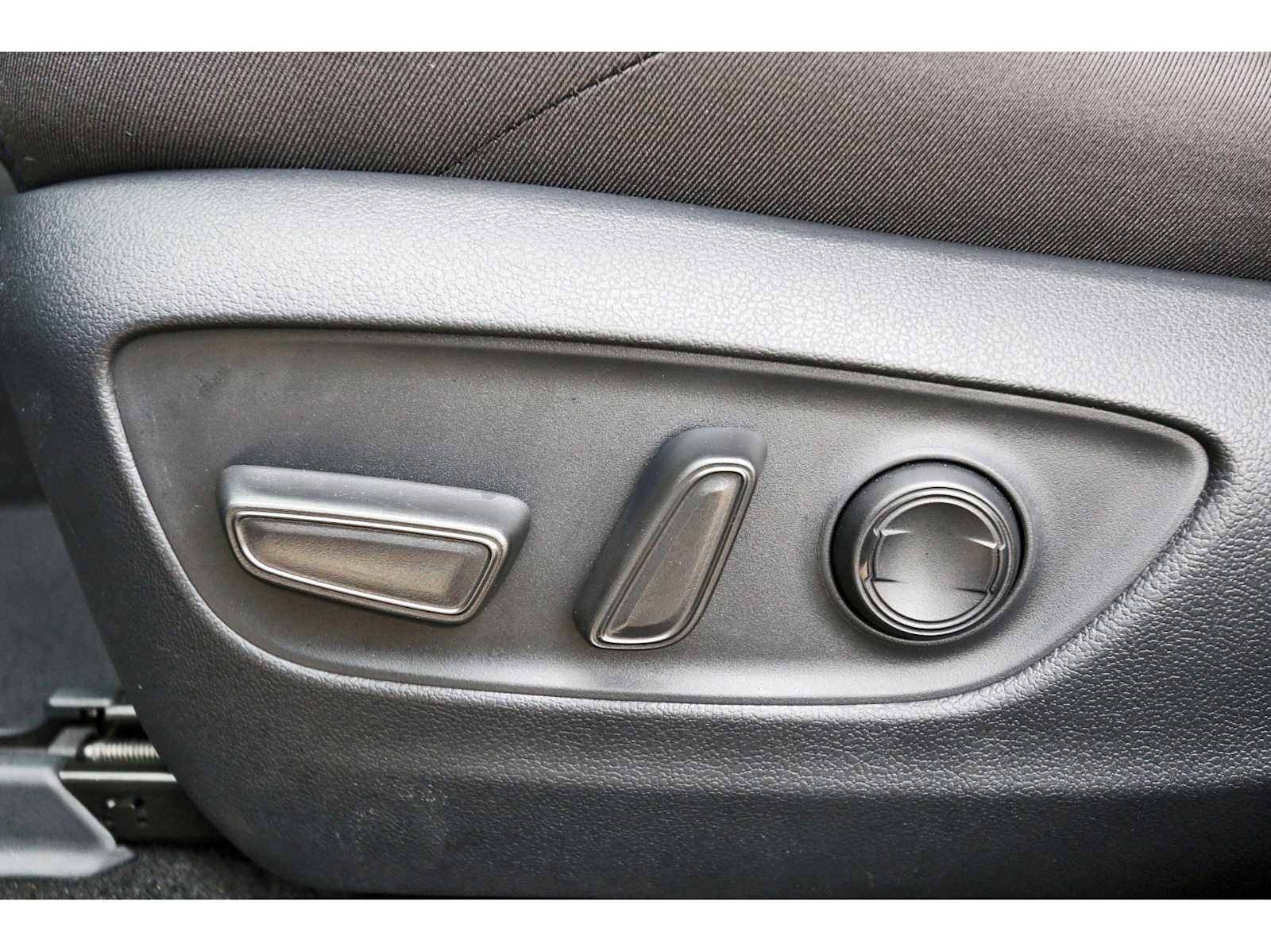 Used 2024 Toyota RAV4 SE image 27