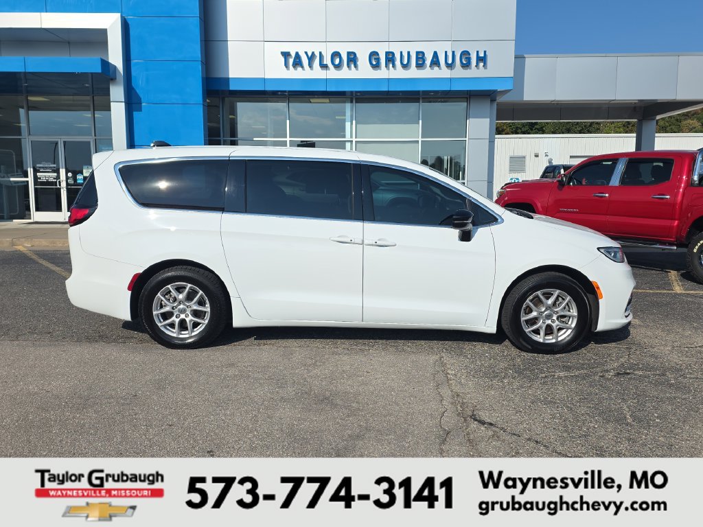 Used 2024 Chrysler Pacifica Touring-L FWD image 1
