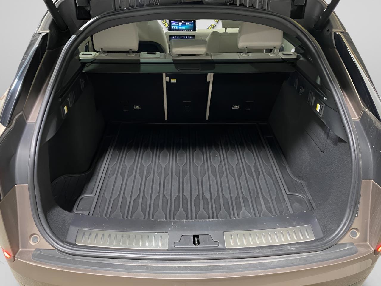 Used 2018 Land Rover Range Rover Velar R-Dynamic SE image 3