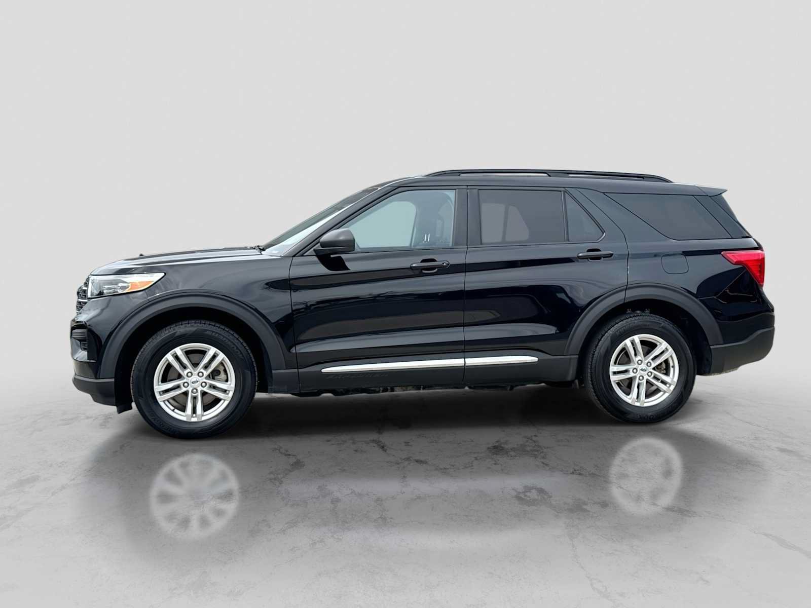 Certified 2023 Ford Explorer XLT AWD/4WD image 3