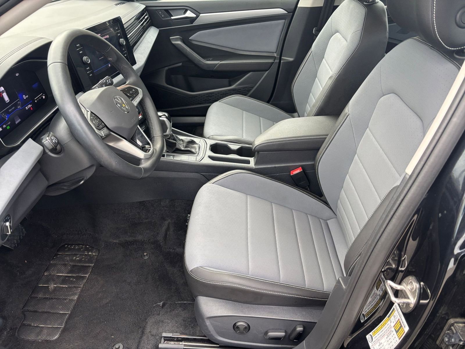 Used 2025 Volkswagen Jetta SE image 23