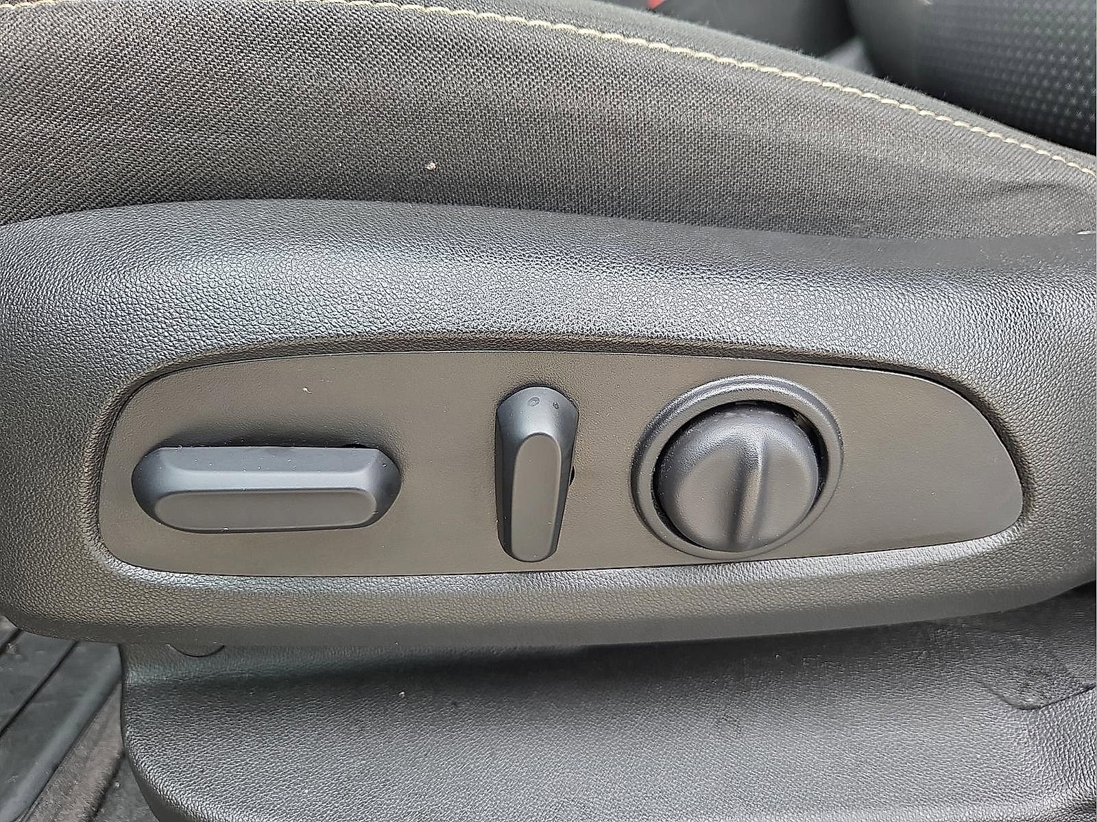 Used 2021 GMC Acadia SLE w/ Driver Convenience Package image 16