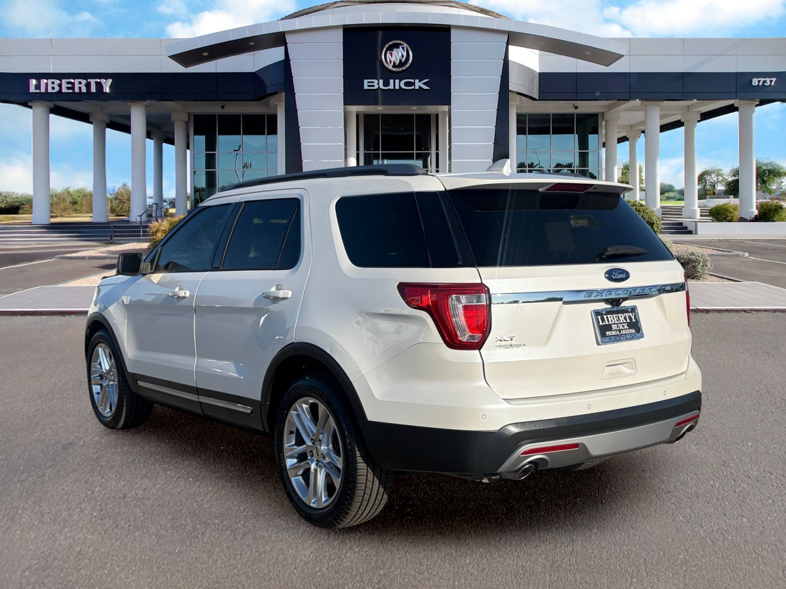 Used 2017 Ford Explorer XLT w/ Equipment Group 202A FWD image 8