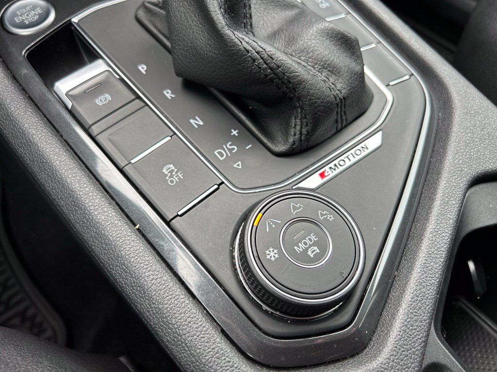 Used 2018 Volkswagen Tiguan SE AWD/4WD image 34