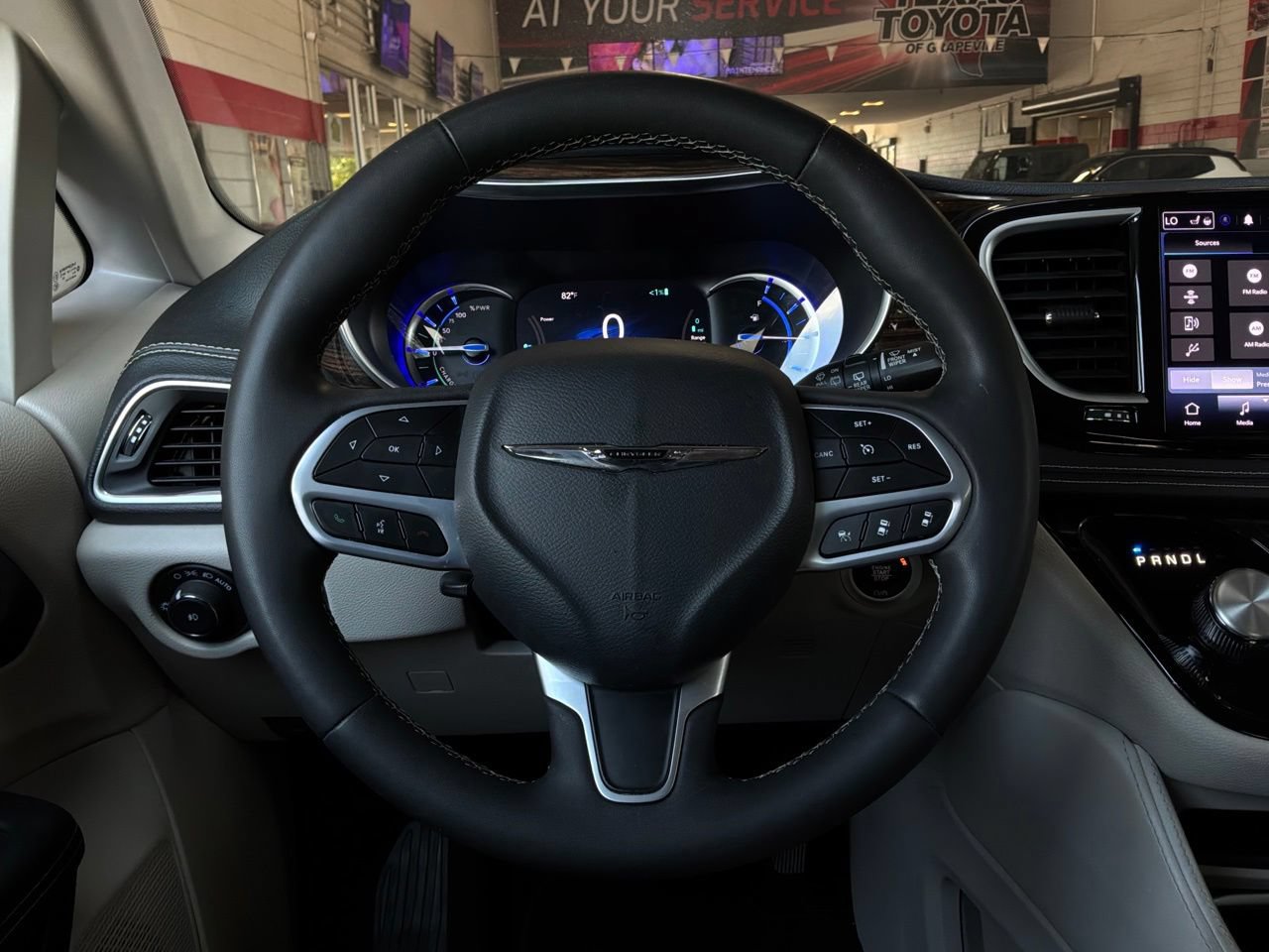 Used 2023 Chrysler Pacifica Limited FWD image 47