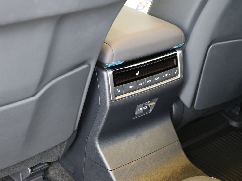 Used 2024 Lexus GX 550 w/ Accessory Package (Z1) image 28