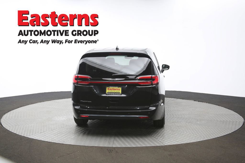 Used 2023 Chrysler Pacifica Touring-L image 36