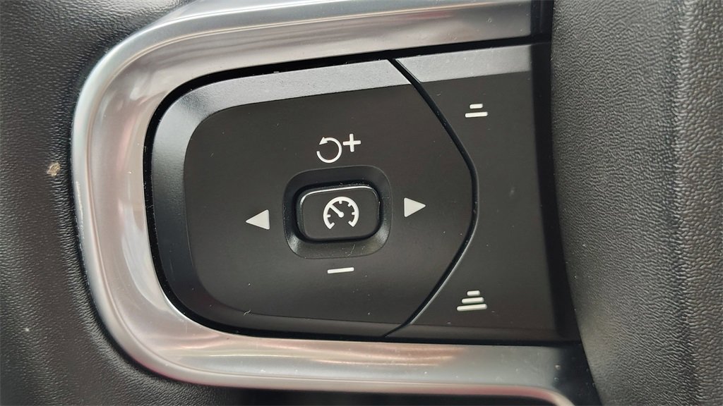 Used 2025 Volvo XC40 B5 Plus image 14