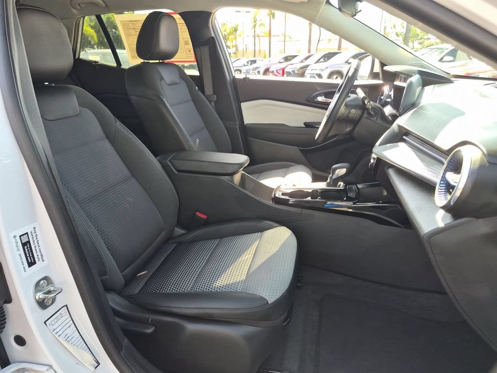 Used 2025 Chevrolet Trax LT w/ LT Convenience Package FWD image 31